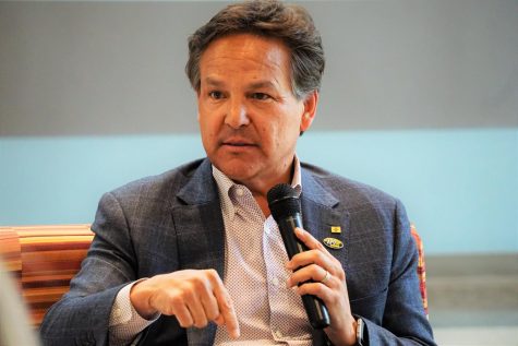Governor Candidate Jeff Apodaca talks to NMSU students.