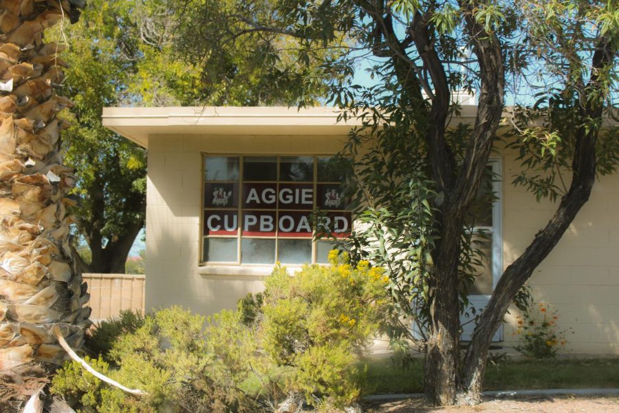 Students drop off donations at Aggie Cupboard for I-25 Food Drive