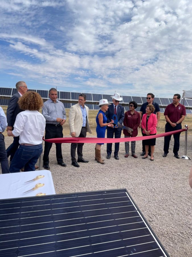 Chancellor Arvizu and El Paso Electric President and CEO Kelly Tomblin cut the ribbon