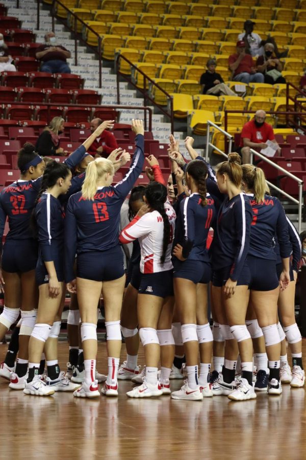 The+Arizona+Wildcats+huddle+together+before+the+next+set+vs.+NMSU.