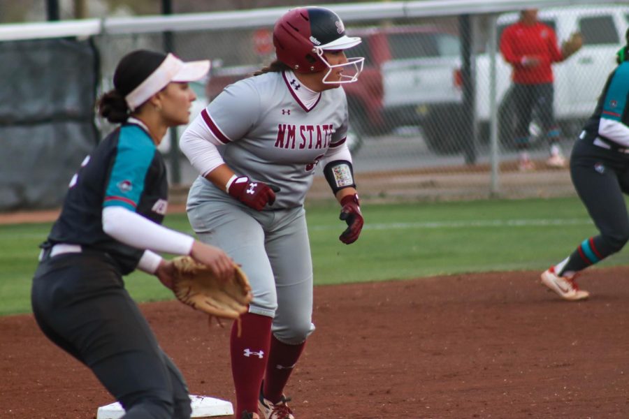 NMSU at second base ready to blow by UNM to take third.