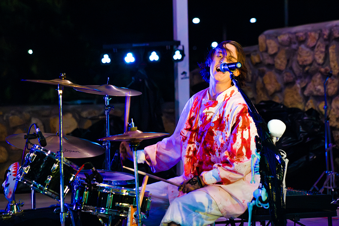 SUNIHATEYOU‘s drummer sings while drumming. Oct. 18, 2024. 