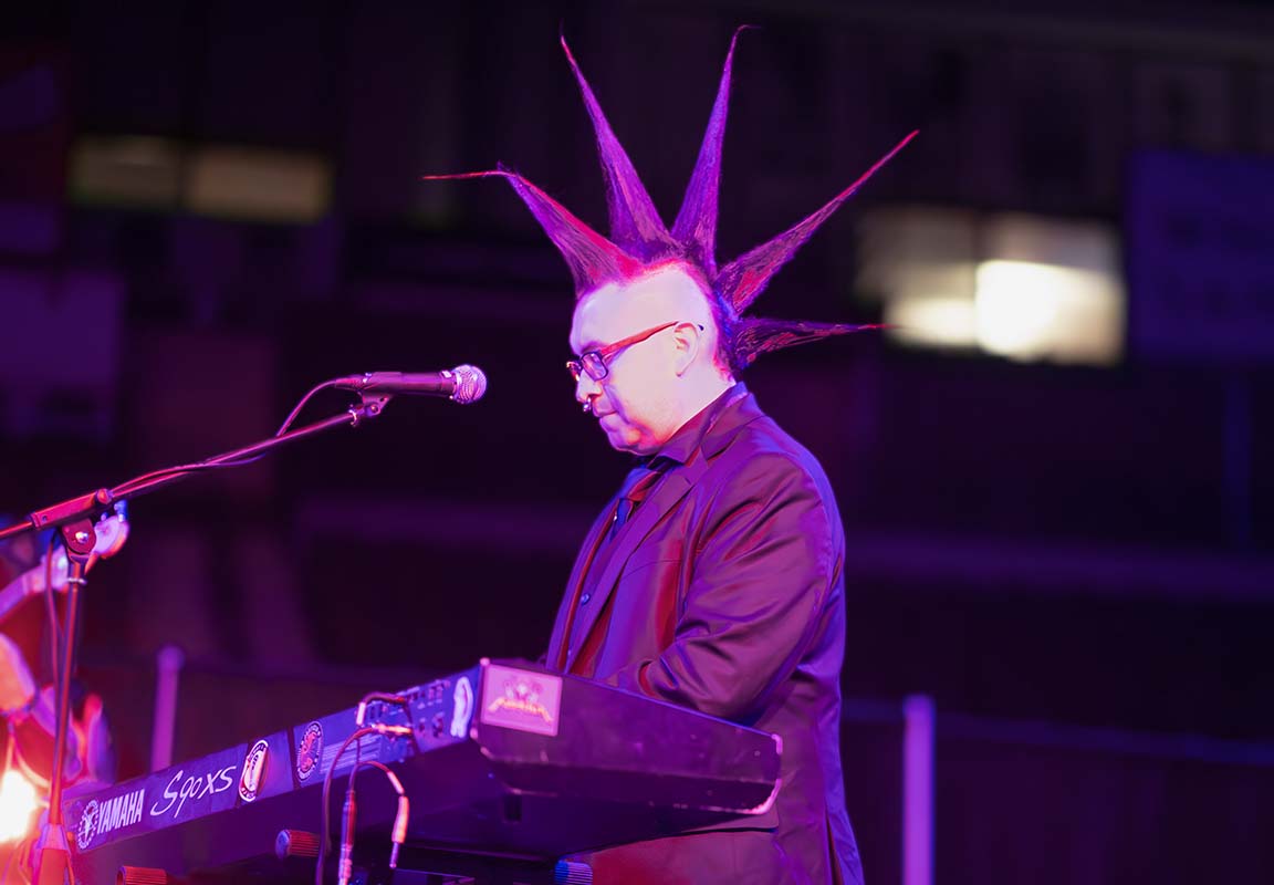 Keyboardist Joel Osvaldo was playfully nicknamed ‘El de los Pelos Parados’ by singer Kiko Rodríguez during Frontera Bugalú’s performance at Cumbia Night II. Sept. 18, 2025. 