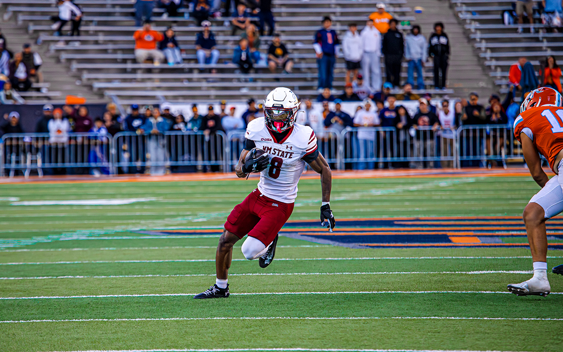 Running back Dijon Stanley heads toward the endzone. Nov. 22, 2025. 
