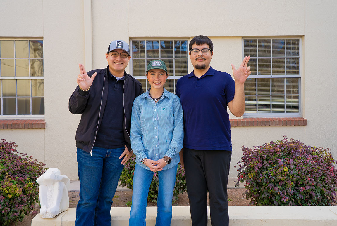 De izquierda a derecha, Jonah Arzapalo, presidente; Madelynn Duniban, vicepresidenta; y Nicholas Hernández, secretario, posan para una foto en representación de los College Republicans.