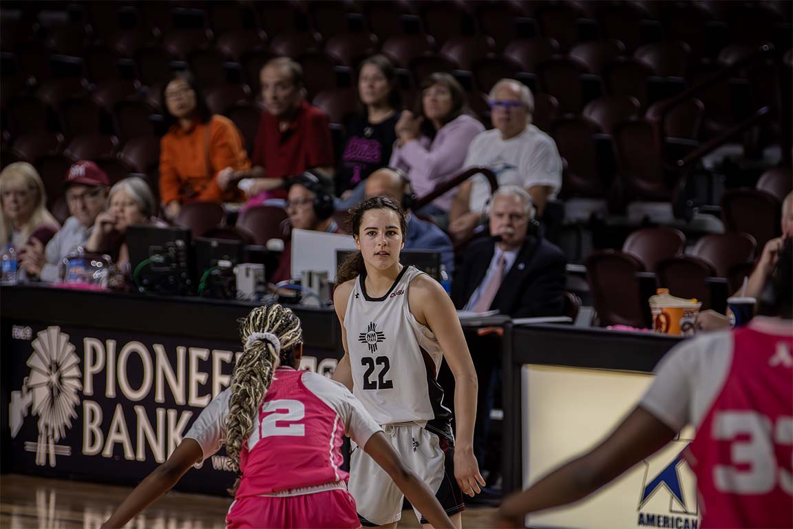 #22 Emma Christiano leads on the counterattack, driving into a resilient Kennesaw defense. Feb.26, 2026. 