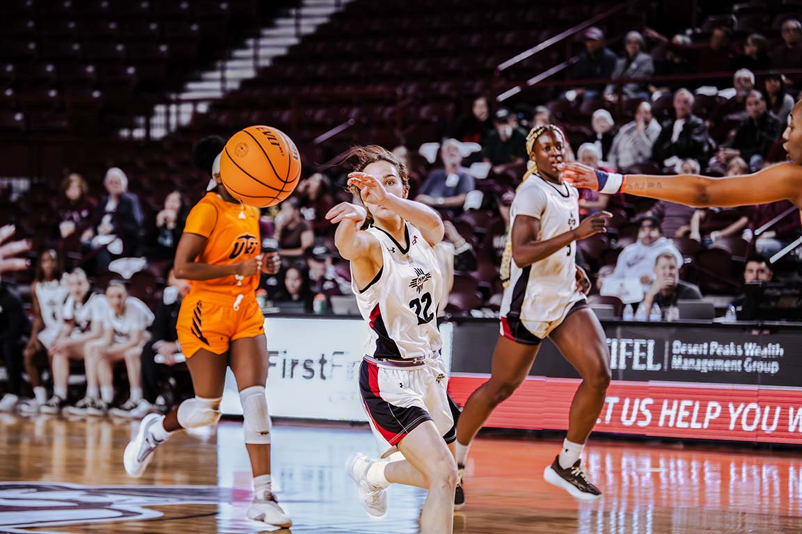 Aggies guard Emma Christiano (22) throws a pass to a teammate mid-play during the game against UTEP. Feb. 21, 2026.