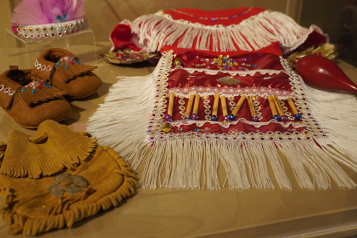Traditional Traje is used for Danza. 