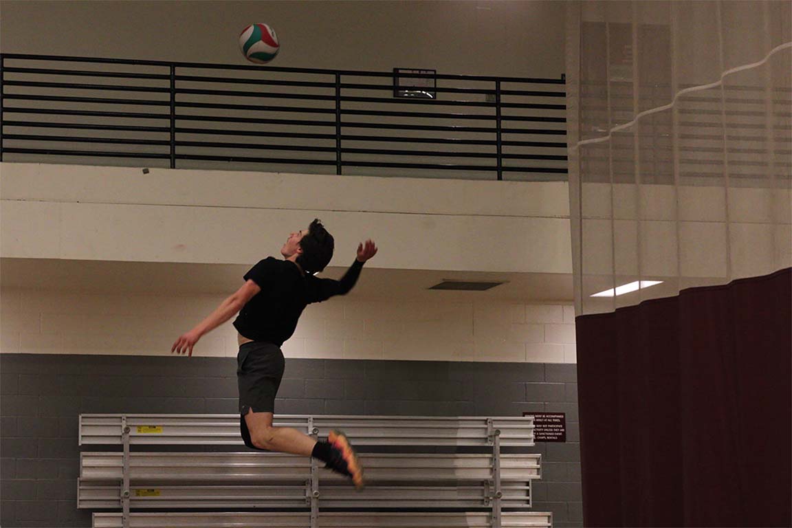 Los jugadores del equipo de NMSU voleibol masculino han estado enseñando una ética de trabajo eficiente en sus prácticas; al competir entre ellos construyendo nuevas estrategias para futuros juegos.