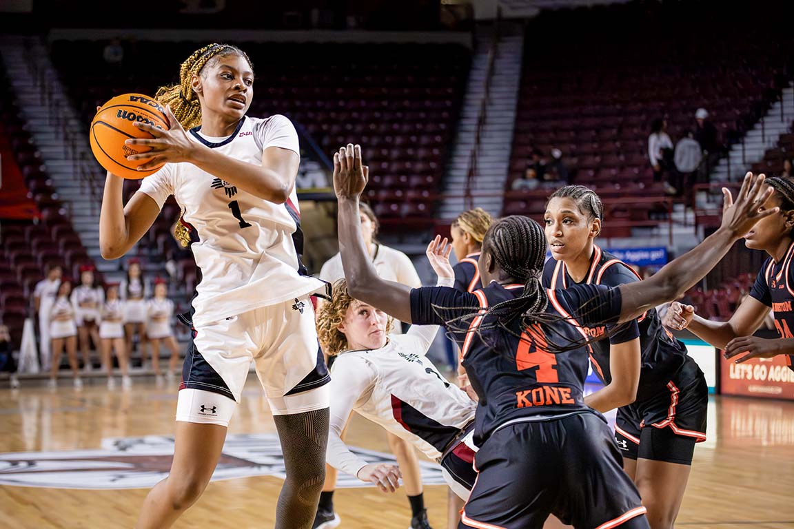 Avoiding Sam Houston guard Fanta Kone, guard Imani Warren moves toward the basket to attempt a shot. Feb. 5, 2025.