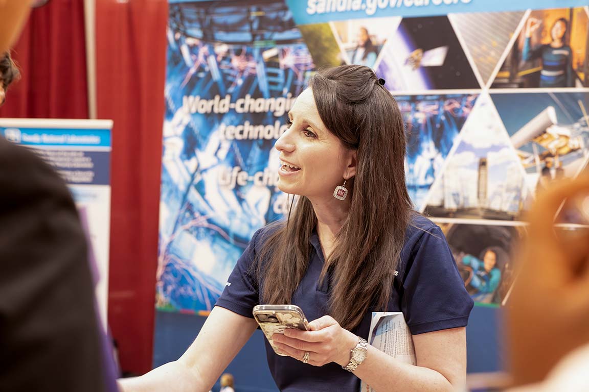 Un representante de Sandia National Laboratories conversa con estudiantes interesados en oportunidades de carrera y pasantías durante la Feria de Carreras el 3 de febrero de 2025.