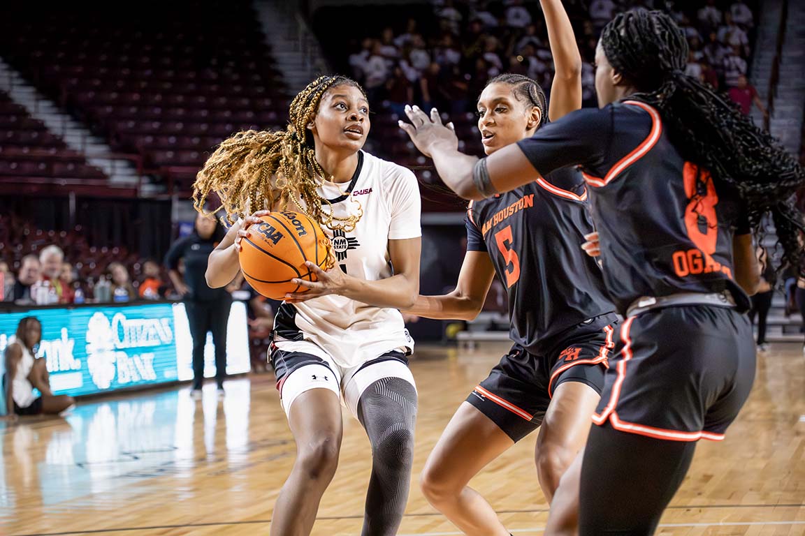 Imani Warren attempts a shot against Sam Houston’s Aysia Ward-Strong and Deborah Ogayemi. Feb. 5, 2025.