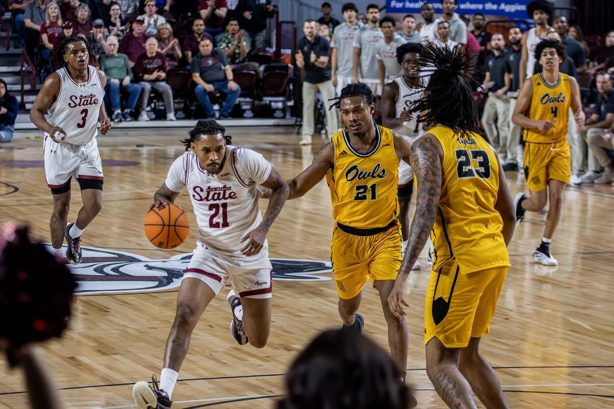 #21 Jemel Jones pushes the counterattack in the first half while being defended by Kennesaw’s #21 and #23.