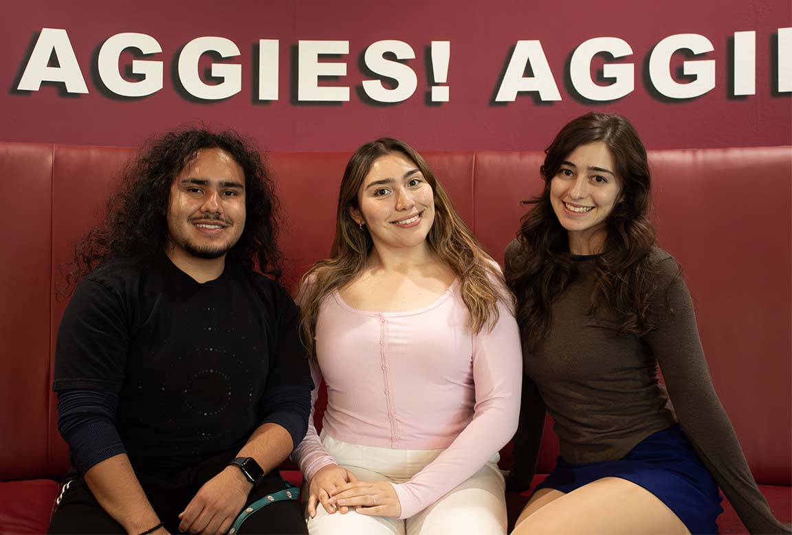 Los miembros del club, Hannah Valdez, Thahec Arreola y Sebastian Rodriguez, posan juntos después de una entrevista con nuestro equipo. 8 de Abril de 2026.