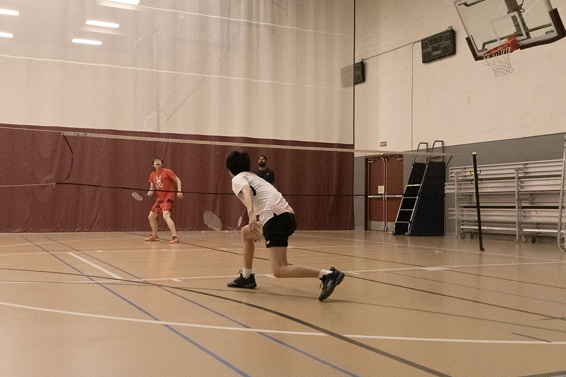 Los miembros del Club de Bádminton de la NMSU compiten en un partido durante el entrenamiento.
