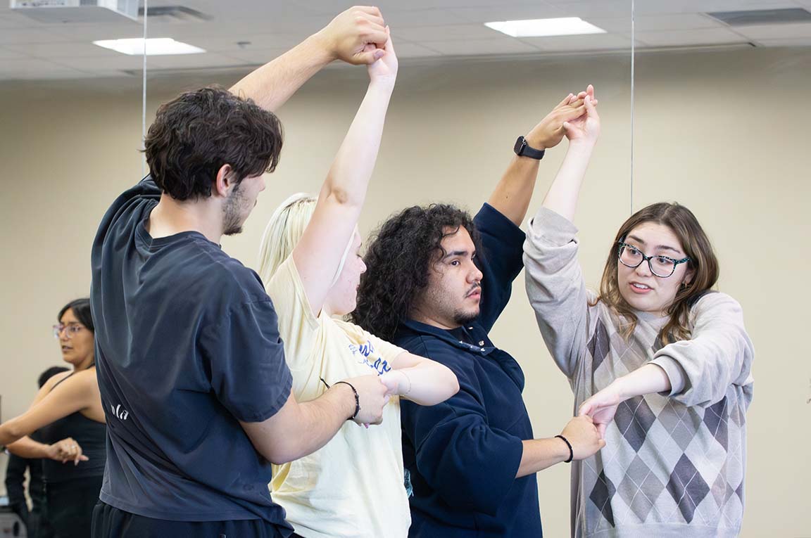 Los líderes del grupo, Hannah Valdez y Sebastian Rodriguez, lideran con un ejemplo enseñando a otros miembros los pasos de baile de salsa. 8 de Abril de 2026.