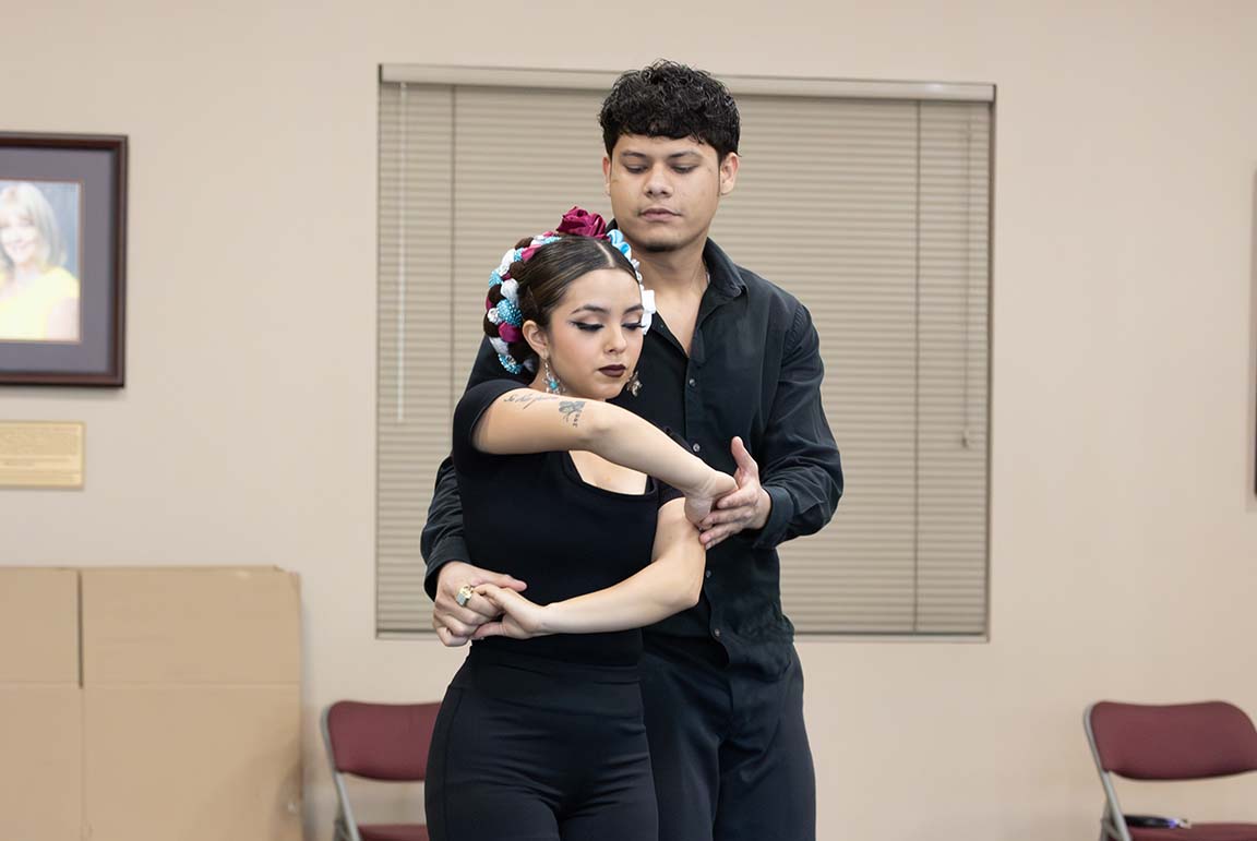 Dos parejas bailan con enfoque y ritmo, conectando a través del baile el 8 de Abril de 2026.