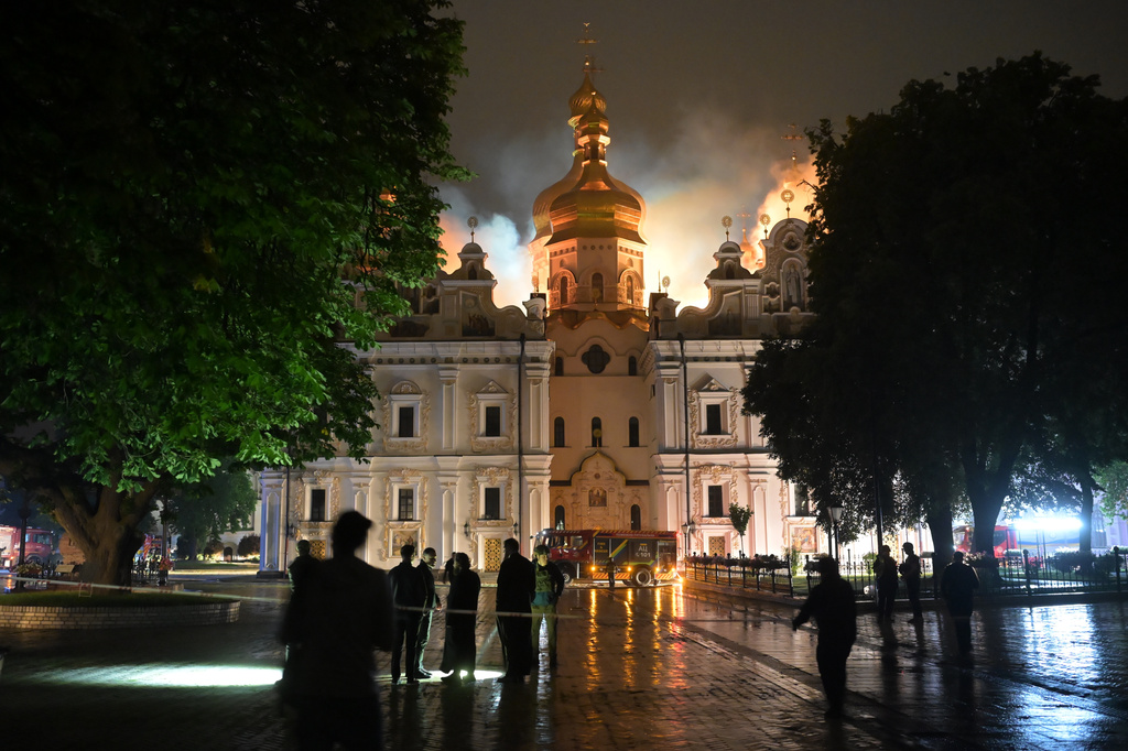 El techo de la Catedral de la Dormición del Monasterio de las Cuevas de Kiev arde el lunes 15 de junio de 2026. (Foto AP/Danylo Antoniuk)