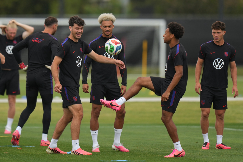 United States' Giovanni Reyna, center left, Antonee Robinson, center, and Tyler Adams practice during a training session ahead of their FIFA World Cup match against Bosnia in Irvine, Calif., Monday, June 29, 2026. (AP Photo/Andre Penner)
